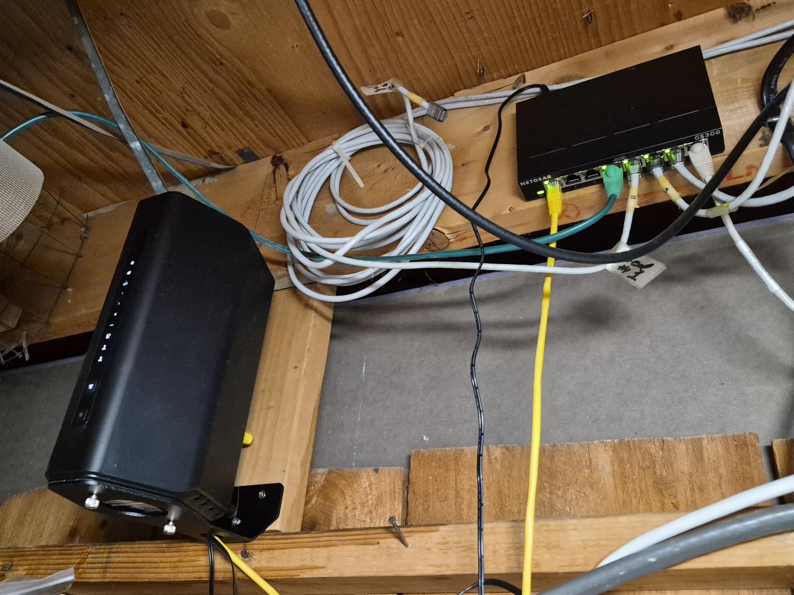 NETGEAR 16-Port Gigabit Ethernet Unmanaged Network Switch (GS316v3) | Essentials Model, Plug-and-Play, Fanless Silent Metal Housing, Desktop or Wall Mount, 802.1p QoS & 9K Jumbo Frame Support customer photo 2