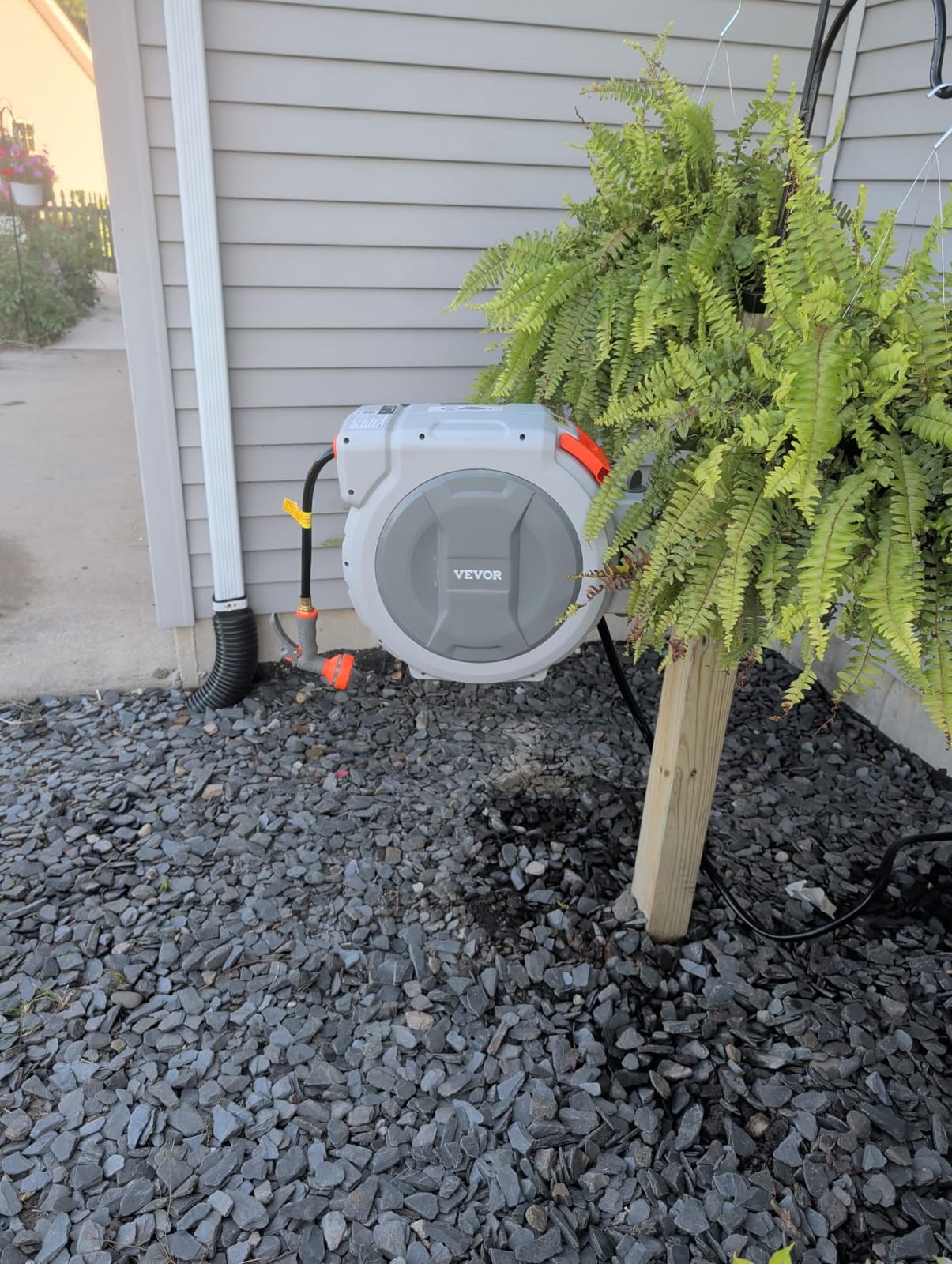 VEVOR Retractable Garden Hose Reel, 1/2 Inch x 84 ft Wall Mounted Heavy Duty Garden Hose Reel with 9 Patterns Nozzle, Any Length Lock, Upgraded Slow Return System and 180°Swivel Bracket customer photo 1
