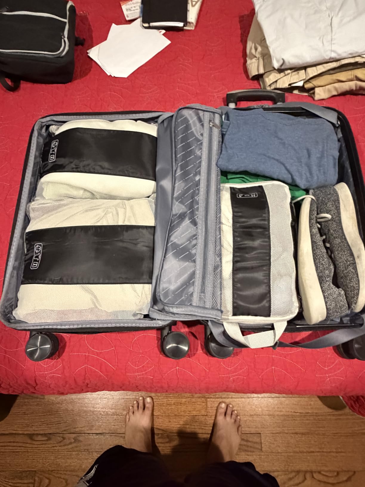 OlarHike 6 Set Compression Packing Cubes for Travel Essentials,Compressible Expandable Space Saver Bags for Organizing Clothes,Luggage Suitcase Garment Bags with Over 1000 pcs Mesh Holes(Black) customer photo 1