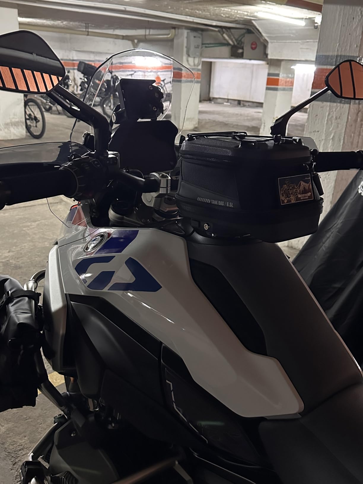 Rhinowalk Motorcycle Tank Bag 5L-6.5L with Strong Magnetic Quick Release Magnetic Tank Bag with Rain Cover fits Harley Davidson, Indian, Honda, Yamaha, Suzuki and More-Black customer photo 1