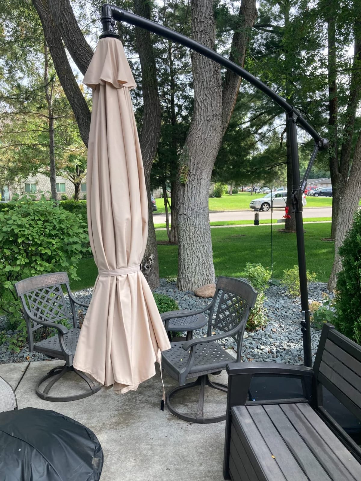 wikiwiki 10ft Solar LED Offset Patio Umbrella, Outdoor Cantilever Patio Umbrellas with Solar Lights for Backyard, Poolside and Garden, Easy Tilt Adjustment, 32 LED Lights & Polyester Shade, Dark Gray customer photo 2