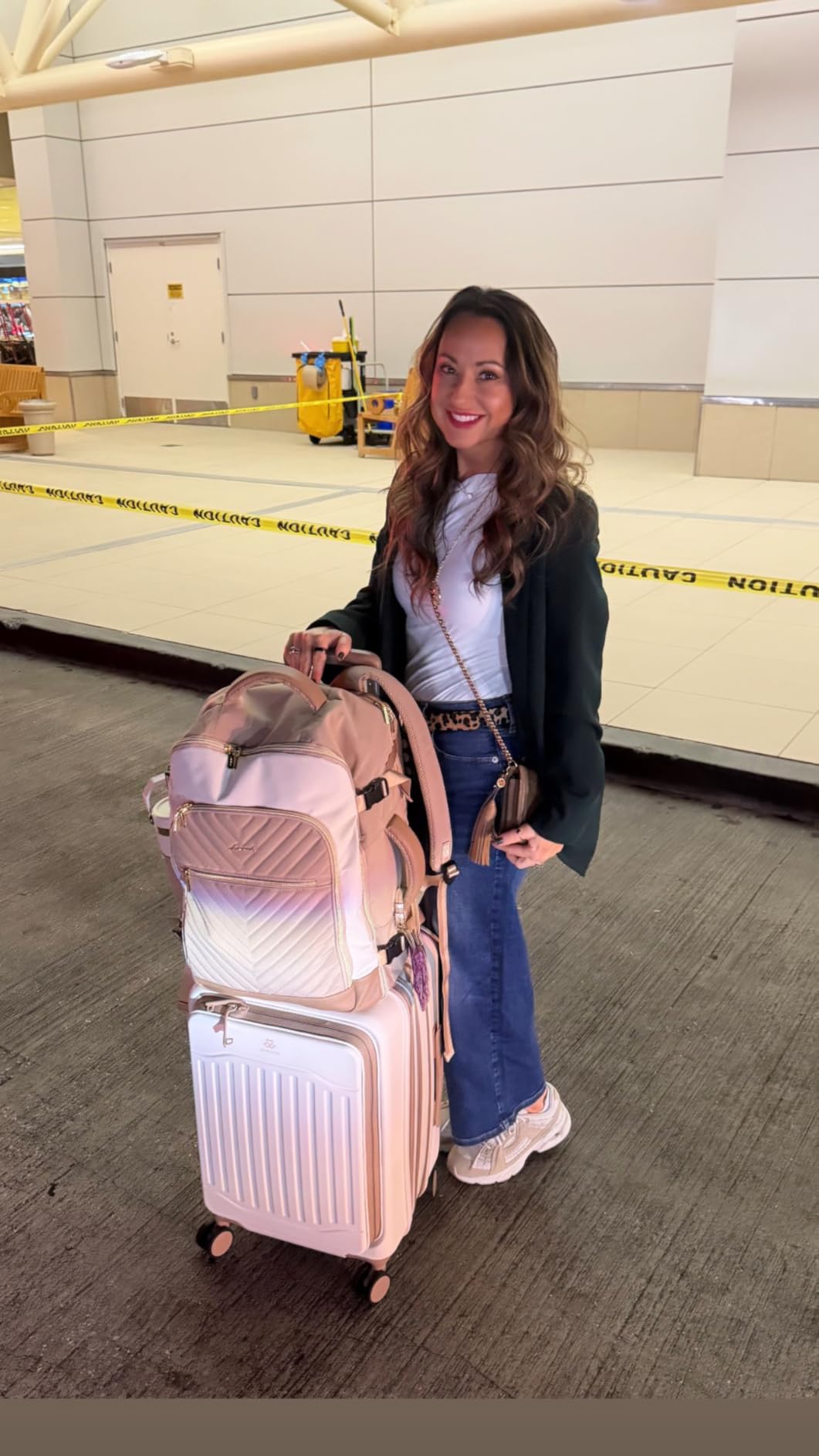 LOVEVOOK Carry On Luggage 22x14x9 Airline Approved, Expandable Hard Shell Suitcase with Spinner Wheels, USB Charging Port & Front Pocket, PC Hardside Rolling Luggage with TSA Lock for Travel,Black customer photo 1