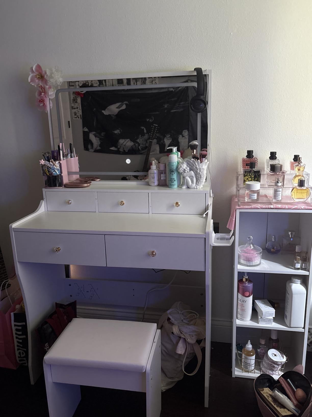 COMHOMA Vanity Desk with LED Lights Mirror & Power Outlet, Small Makeup Vanity Table Set with 5 Storage Drawers, 3 Lighting Modes & Adjustable Brightness, Dressing Table for Women Girls Bedroom, White customer photo 1