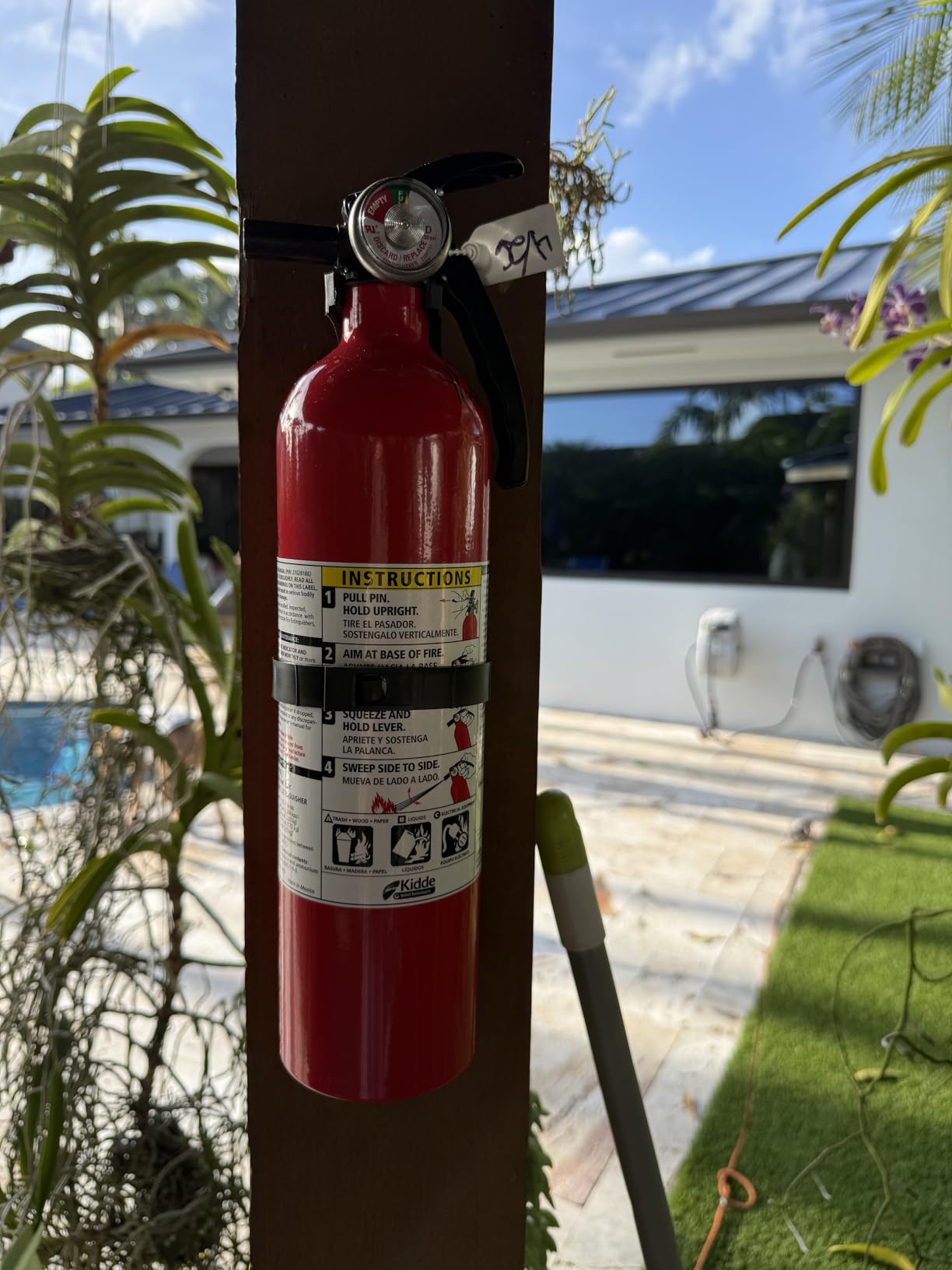Kidde Basic 110 Fire Extinguisher for Home, 1-A:10-B:C, FA110G, 1 Pack customer photo 1