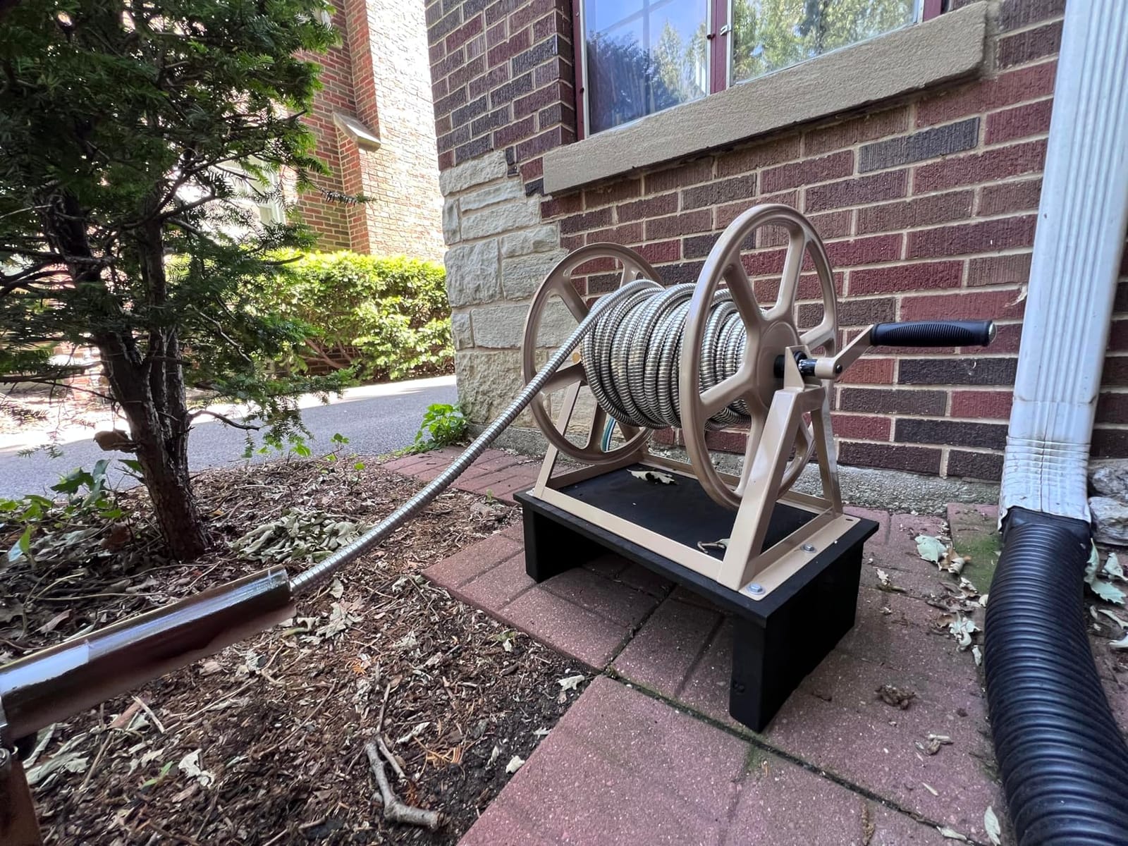 Liberty Garden 709 Steel Wall/Floor Mounted Hose Reel, Holds 200-Feet of 5/8-Inch Hose - Tan, 17.6 x 22 x 15 customer photo 2