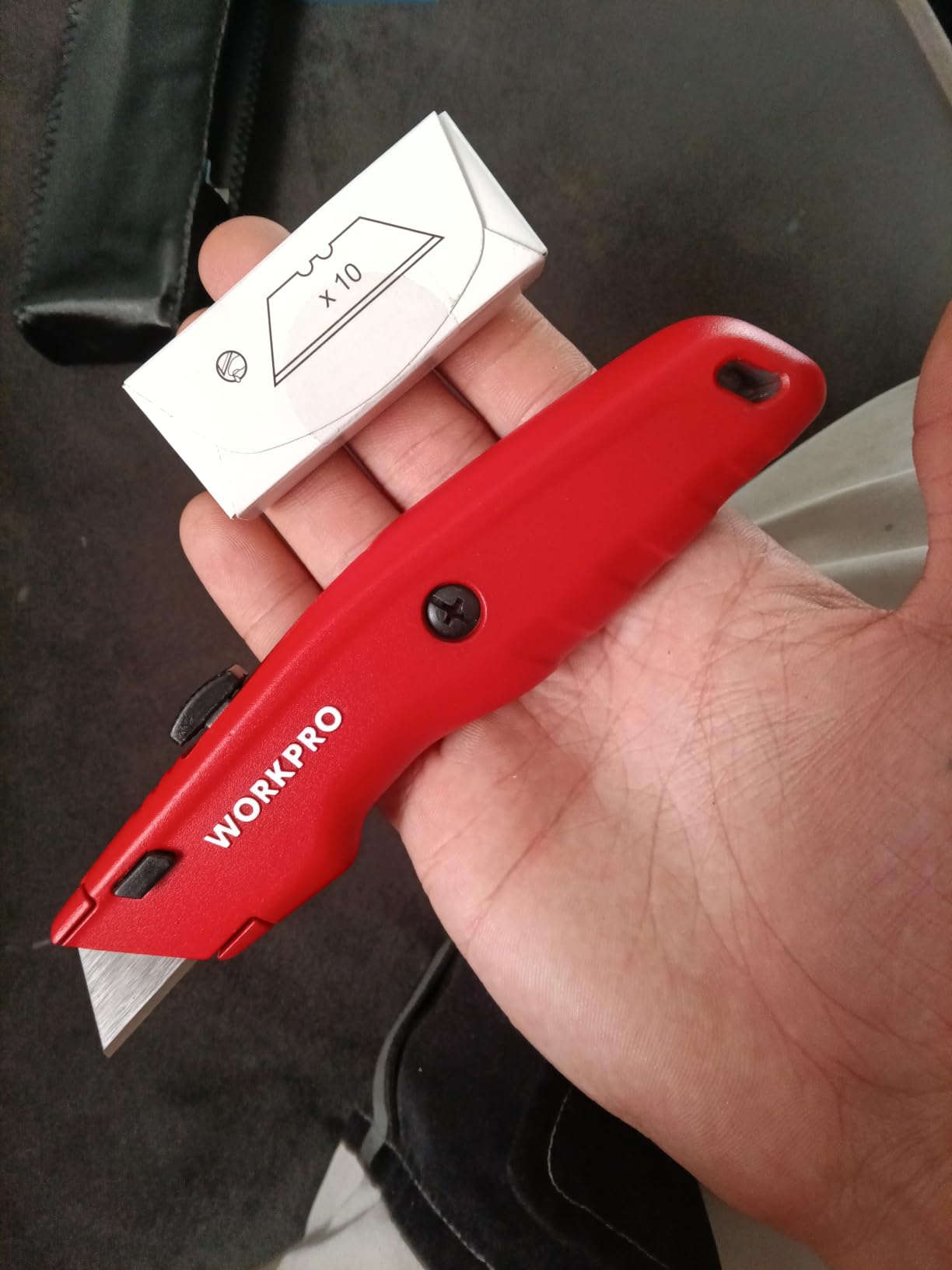 WORKPRO Premium Utility Knife, Retractable All Metal Heavy Duty Box Cutter, Quick Change Blade Razor Knife, with 10 Extra Blades customer photo 2
