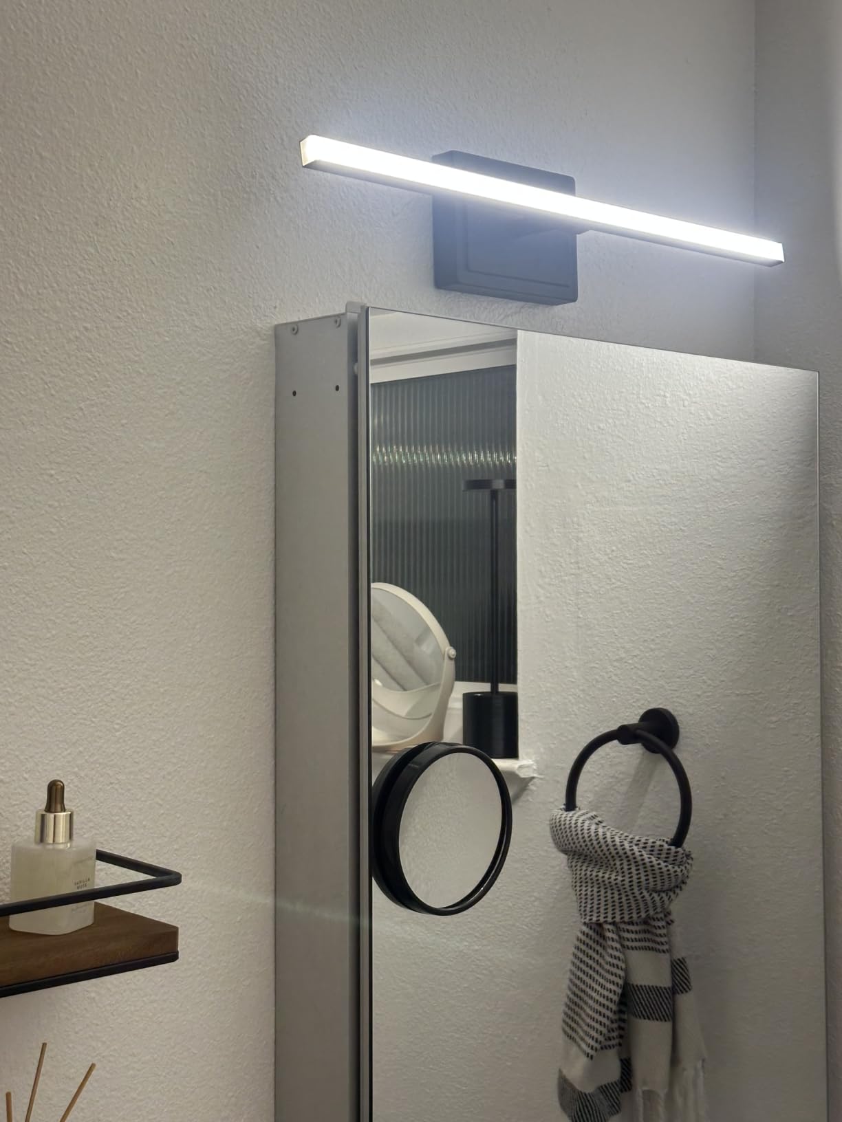VOLISUN Modern Bathroom Vanity Light 24 inch, Rotatable, 14W Dimmable 5CCT Led Bathroom Light Fixture Over Mirror, Chrome Vanity Light for Bathroom Mirror Cabinets-ETL Certificated customer photo 1