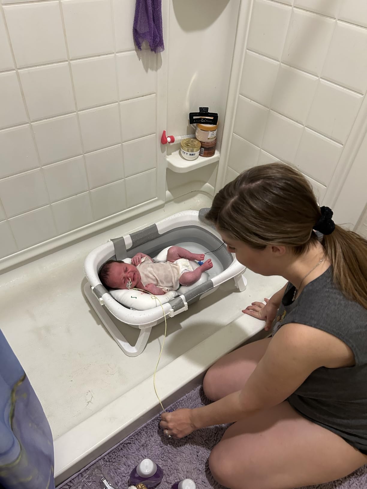 BUNWAG Baby Bathtub, Collapsible Newborn Bathtub for Infant to Toddler with Soft Cushion and Thermometer,Portable Travel Newborn Tub with No-Slip Feet, Baby Shower Gifts, 0-12 Months Baby Bath, Grey customer photo 1