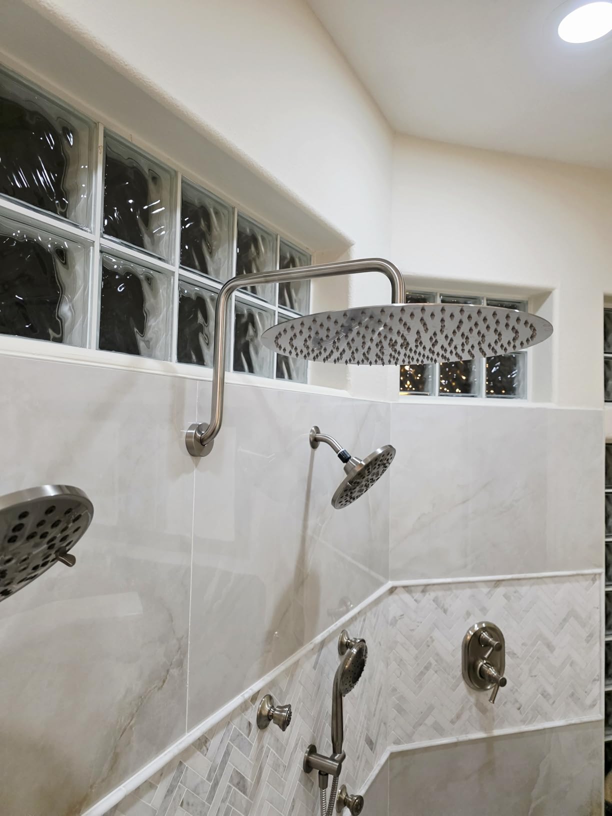 16 inch Matte Black Round Ceiling Rainfall Shower Head, All Metal Stainless Steel 304, Full Body Rainfall Shower with 230 Silicone Nozzles customer photo 1