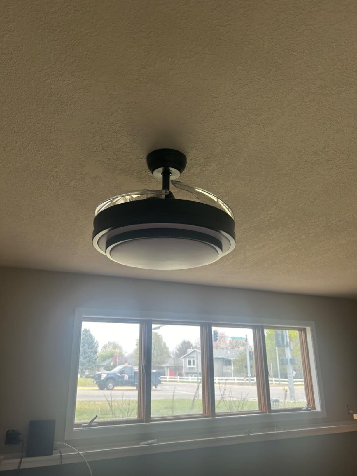 POCHFAN 42 Inch White Ceiling Fans with Lights and Remote, LED Low Profile Flush Mount Ceiling Fan for Bedroom, Living Room, Patio, Quiet DC Motor, 5 Blades customer photo 1
