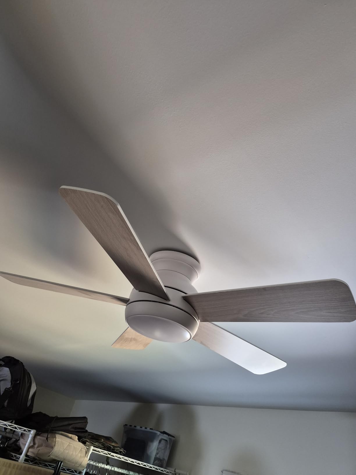 POCHFAN 42 Inch White Ceiling Fans with Lights and Remote, LED Low Profile Flush Mount Ceiling Fan for Bedroom, Living Room, Patio, Quiet DC Motor, 5 Blades customer photo 2