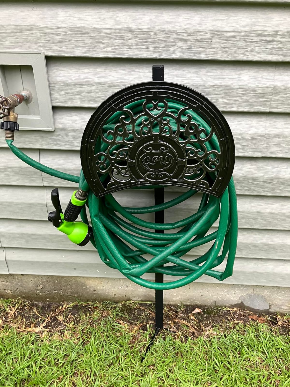 GOFORWILD Wall Mount Garden Hose Reel, Holds 200-Feet of 5/8-Inch Hose customer photo 1