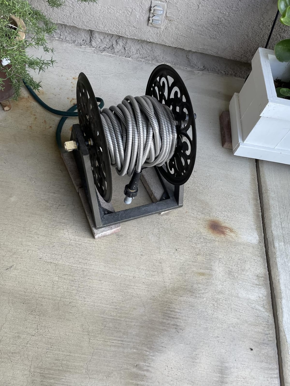 GOFORWILD Wall Mount Garden Hose Reel, Holds 200-Feet of 5/8-Inch Hose customer photo 2